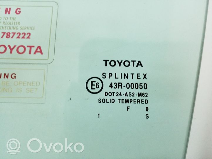 Toyota Avensis T220 Vetro del finestrino della portiera anteriore - quattro porte 