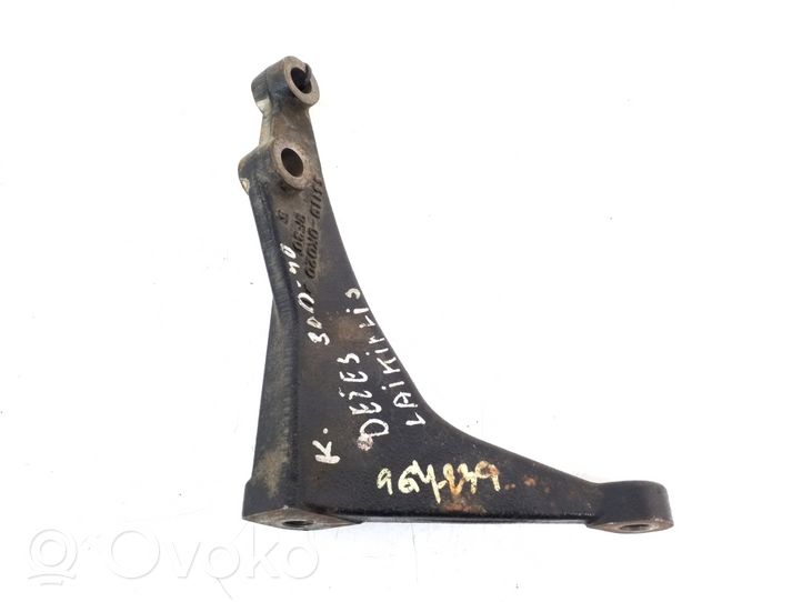 Toyota Hilux (AN10, AN20, AN30) Supporto di montaggio scatola del cambio 33119-0K020