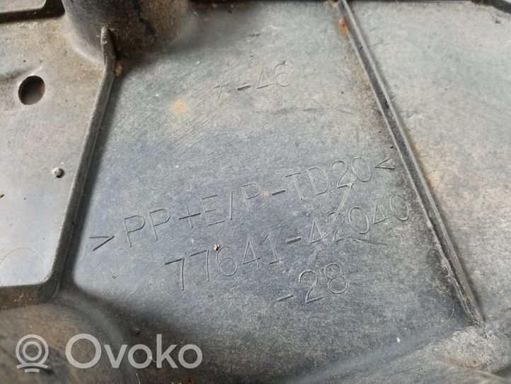 Toyota RAV 4 (XA30) Osłona tylna podwozia pod bagażnik 77641-42040