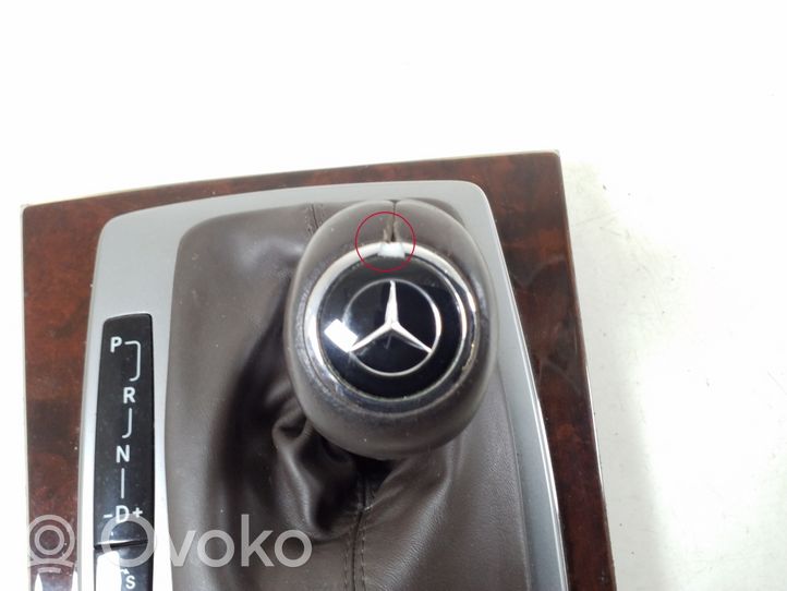 Mercedes-Benz C W204 Ātrumu pārslēgšanas sviras dekoratīvā apdare (āda, uzgalis) A2042671510