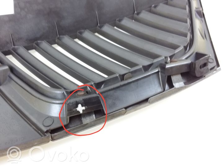 Mitsubishi Outlander Front bumper upper radiator grill 7450A037ZZ