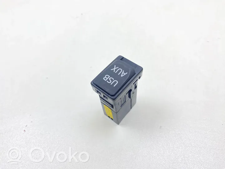 Toyota Verso USB-pistokeliitin 8619002060