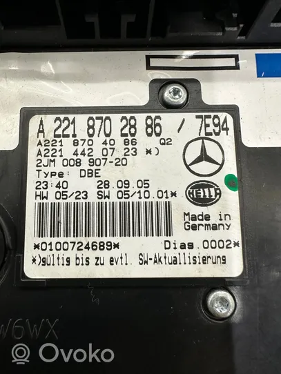 Mercedes-Benz S W221 Światło fotela przedniego A2218702886
