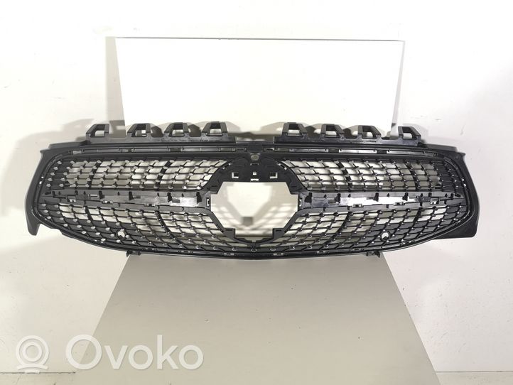 Mercedes-Benz CLA C118 X118 Grotelės priekinės A1188880200