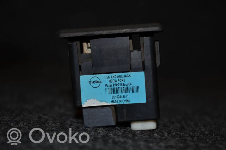 Nissan Qashqai Connecteur/prise USB 795405004