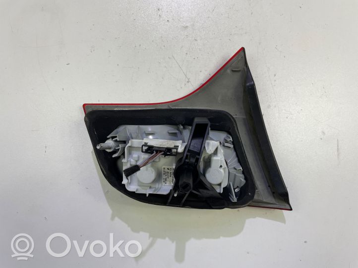 Audi A4 S4 B7 8E 8H Lampy tylnej klapy bagażnika 8E9945094