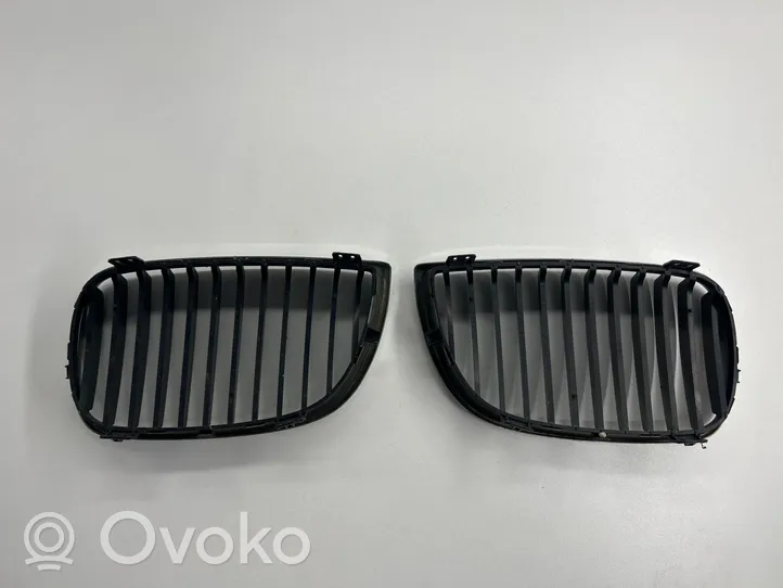 BMW 1 E81 E87 Maskownica / Grill / Atrapa górna chłodnicy 7128613