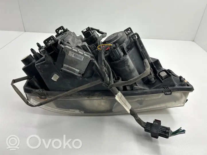 Volvo XC90 Lampa przednia 31111845