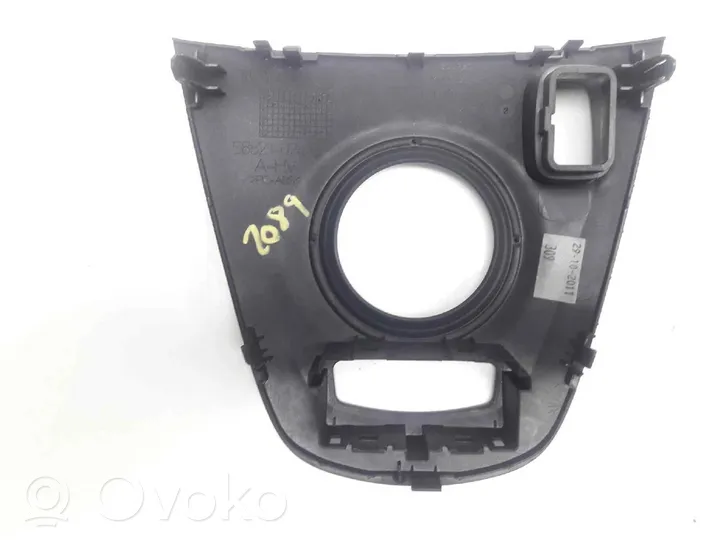 Toyota Auris 150 Rivestimento in plastica cornice della leva del cambio 5882102410