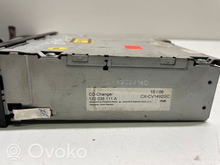 Skoda Octavia Mk2 (1Z) Radio/CD/DVD/GPS-pääyksikkö 1Z0035111A