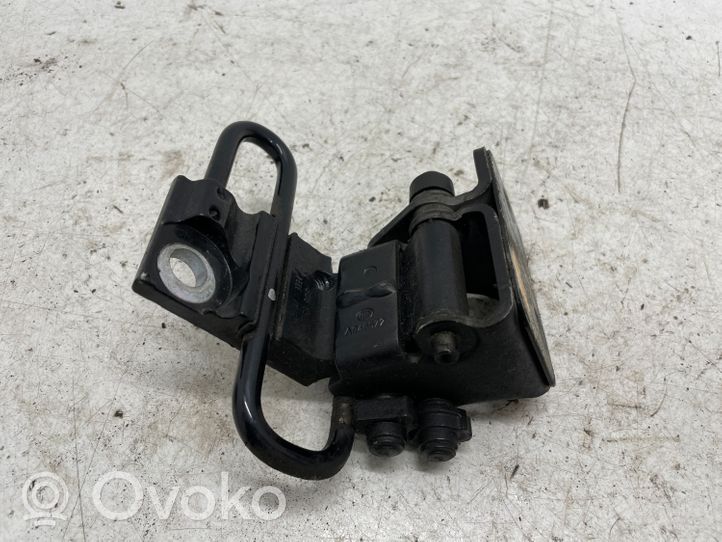 Volkswagen PASSAT B7 Rear door lower hinge 3C8833411