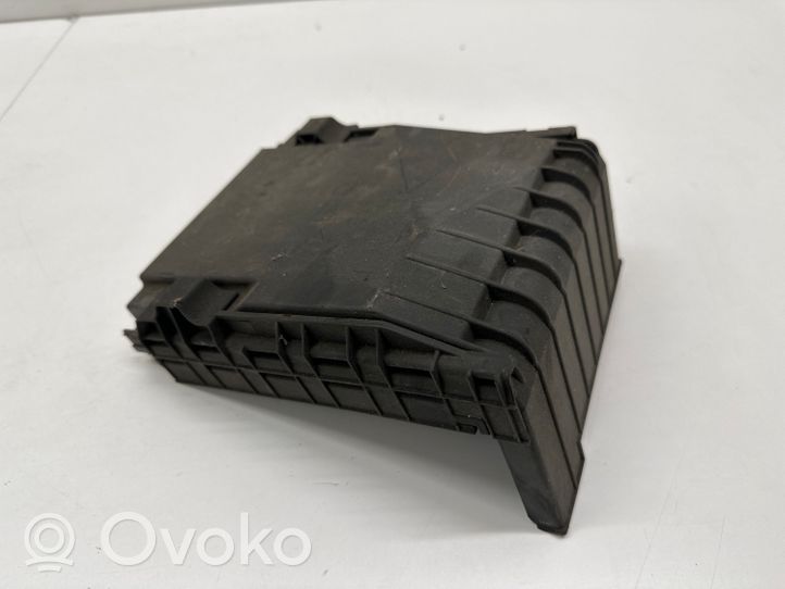 Volkswagen PASSAT B7 Fuse box cover 1K0937132F