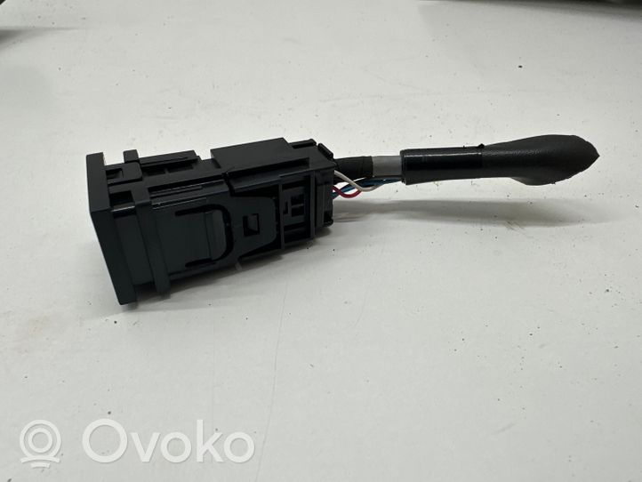 Toyota Camry VIII XV70  Connecteur/prise USB 