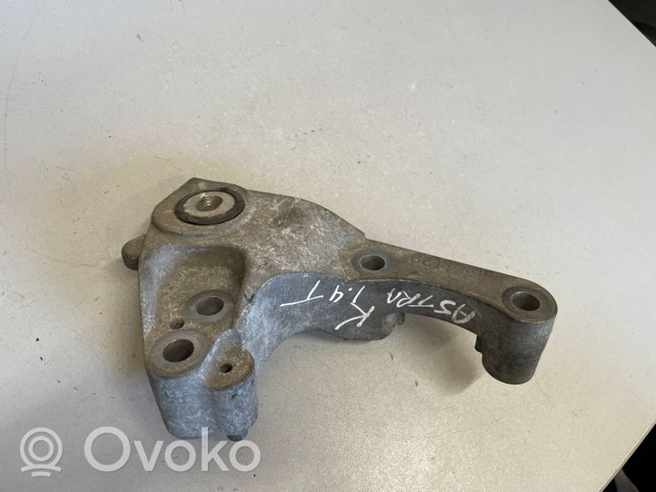 Opel Astra K Pavarų dėžės tvirtinimo kronšteinas 13364129