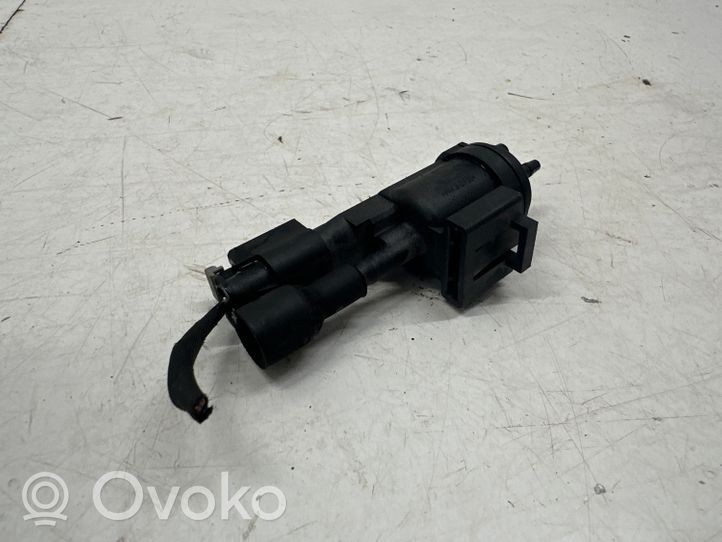 Mercedes-Benz C W205 Vacuum valve A0025407097