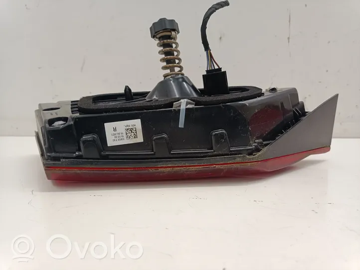 BMW 1 F40 Lampy tylnej klapy bagażnika 7450652