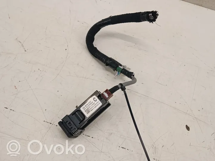 Toyota RAV 4 (XA50) Connecteur/prise USB 8619042031