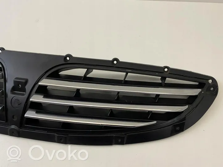 SsangYong Kyron Grille calandre supérieure de pare-chocs avant 79451