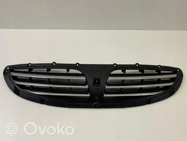 SsangYong Kyron Grille calandre supérieure de pare-chocs avant 79451