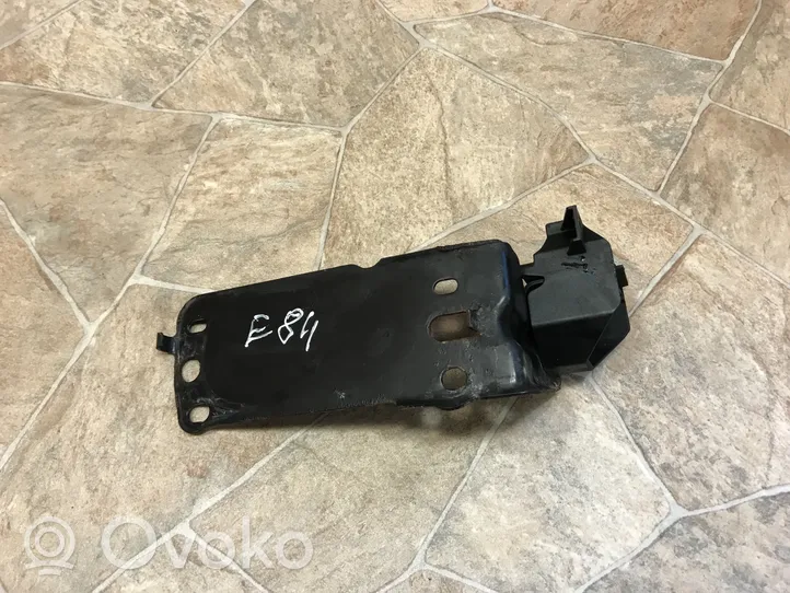 BMW X1 E84 Staffa del pannello di supporto del radiatore 7117811