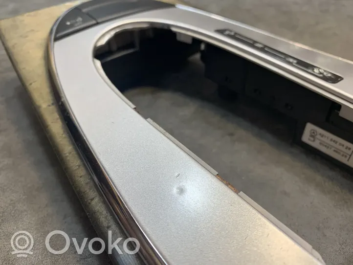 Mercedes-Benz E W211 Rivestimento in plastica cornice della leva del cambio A2118216958