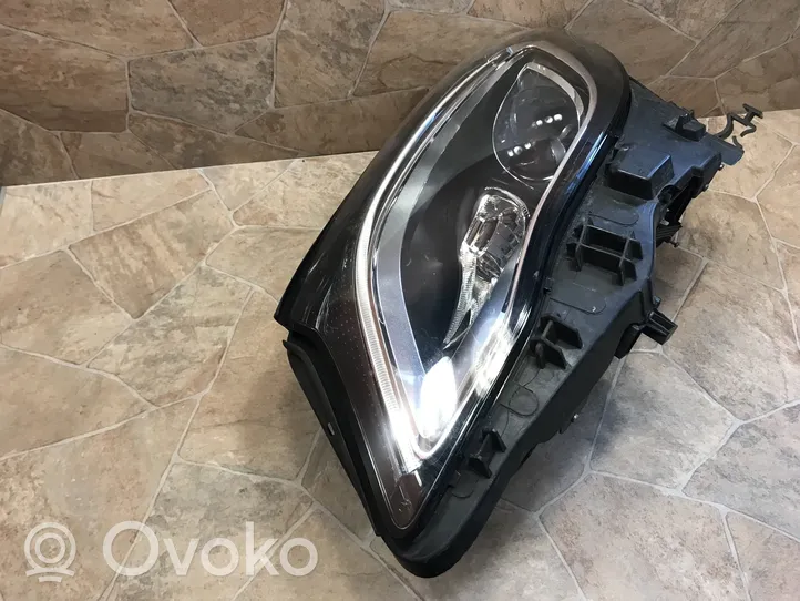 Mercedes-Benz GLA W156 Lampa przednia A1569067100