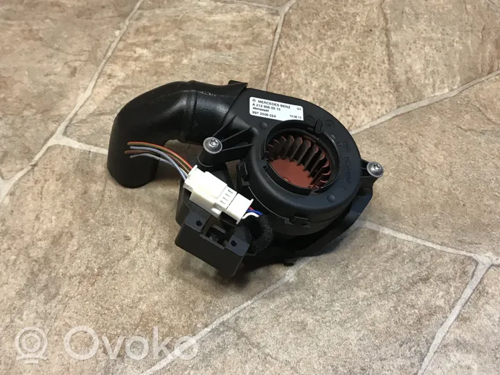 Mercedes-Benz E W212 Ventola riscaldamento/ventilatore abitacolo A2129060015