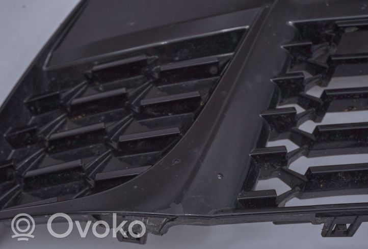 Toyota Sienna XL30 III Grille calandre supérieure de pare-chocs avant 5311208050