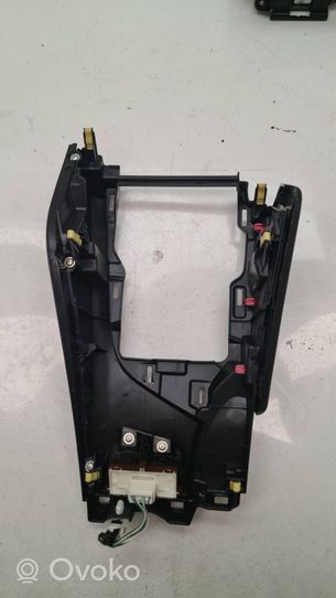 Toyota Auris E180 Rivestimento in plastica cornice della leva del cambio 5883402050