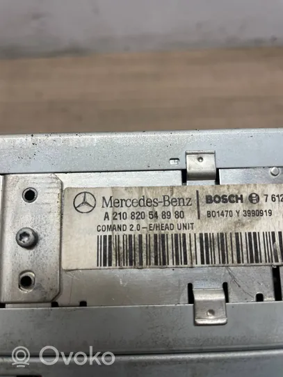 Mercedes-Benz E W210 Radio / CD/DVD atskaņotājs / navigācija A2108205489