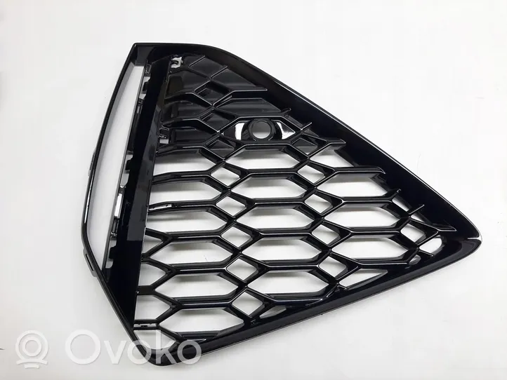 Audi RS6 C8 Maskownica / Grill / Atrapa górna chłodnicy 4K8807681D