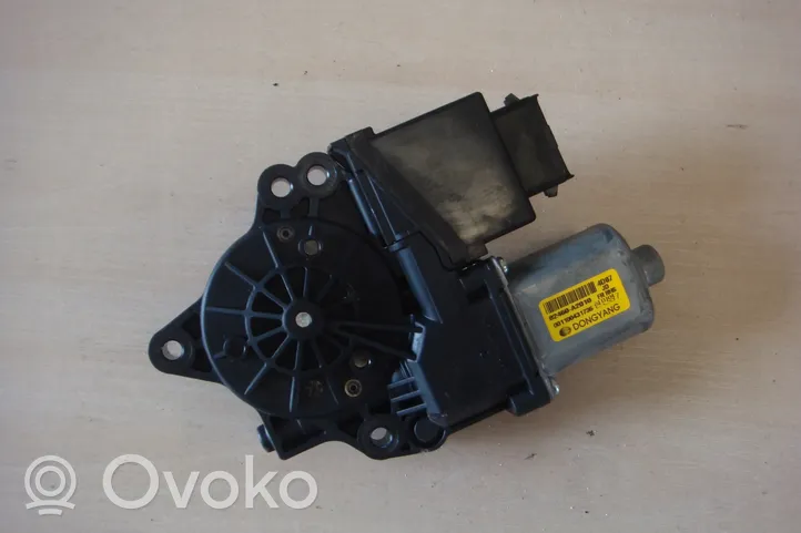 KIA Ceed Moteur de lève-vitre de porte avant 82460A2010