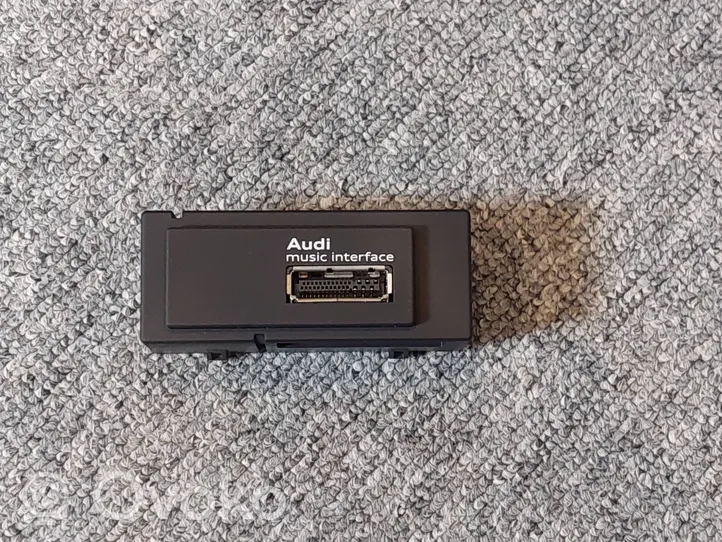 Audi A3 S3 8V USB-pistokeliitin 8V0035736