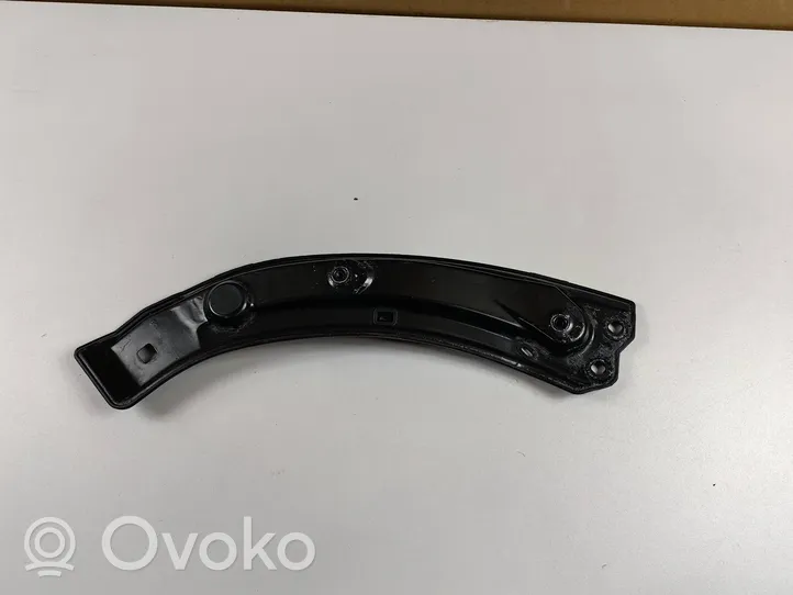 Audi Q3 8U Jäähdyttimen kehyksen suojapaneelin kiinnike 8U0805931