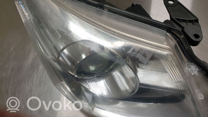 Toyota Avensis T270 Lampa przednia 8112605310