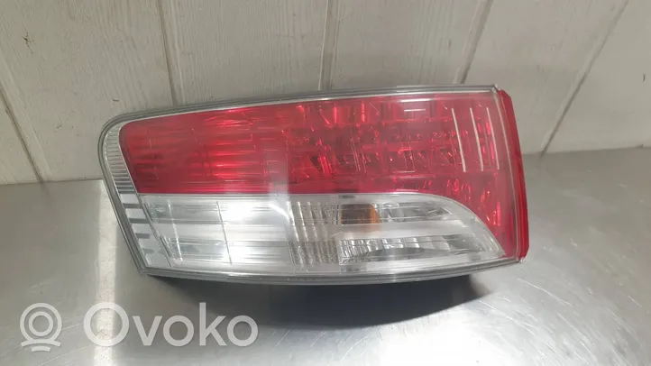 Toyota Avensis T270 Lampa tylna VALEO0520