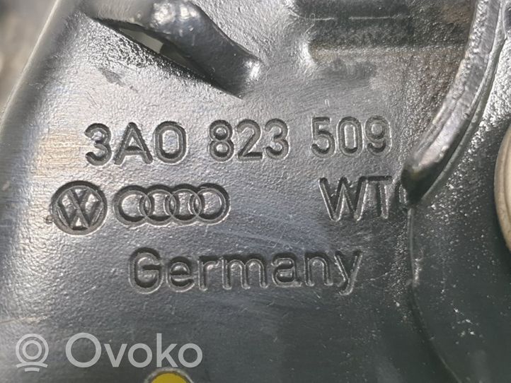 Volkswagen PASSAT B4 Zaczep bagażnika 3A0823509