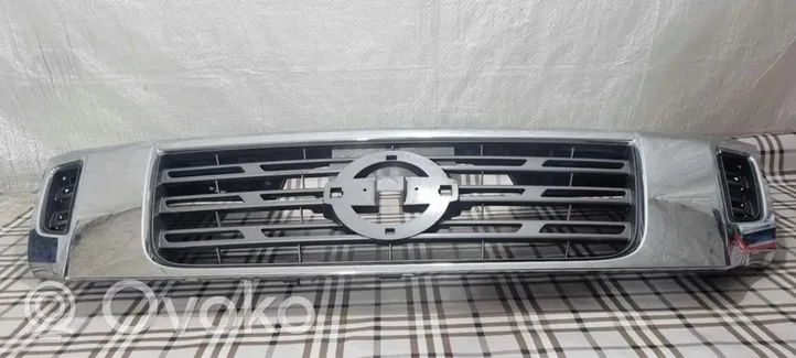 Nissan NP300 Maskownica / Grill / Atrapa górna chłodnicy 