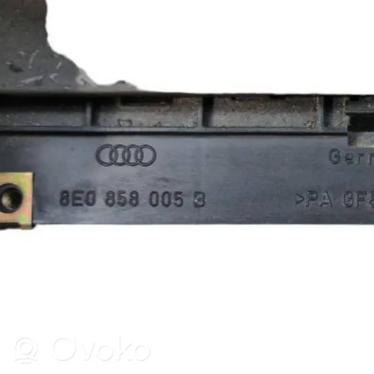 Audi A4 S4 B6 8E 8H Cadre, panneau d'unité radio / GPS 8E0858005B