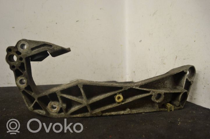 BMW 5 F10 F11 Pavarų dėžės tvirtinimo kronšteinas 6777615