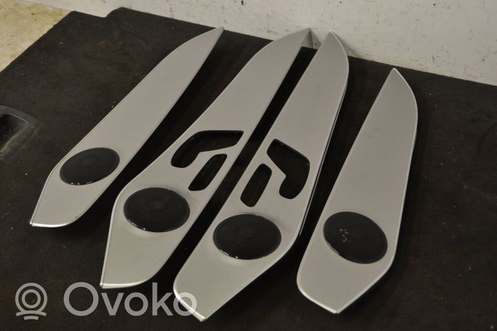 Mercedes-Benz GLC X253 C253 Set di rivestimento del pannello della portiera A2537301001