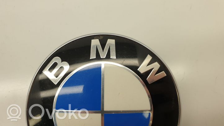 BMW 5 E39 Mostrina con logo/emblema della casa automobilistica 8132375