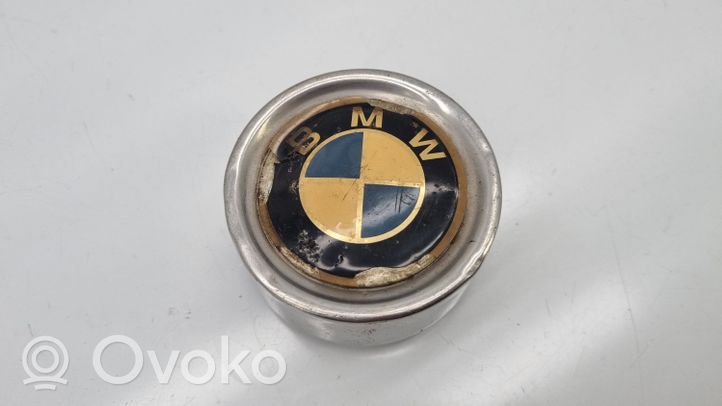 BMW 3 E30 Заводская крышка (крышки) от центрального отверстия колеса 