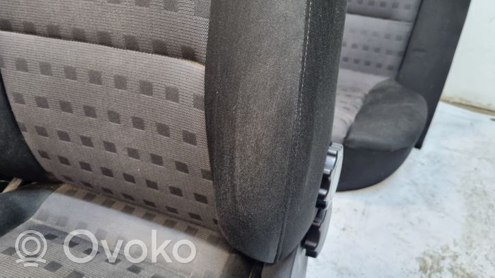 Volkswagen PASSAT B5 Комплект сидений 3B0881105BA