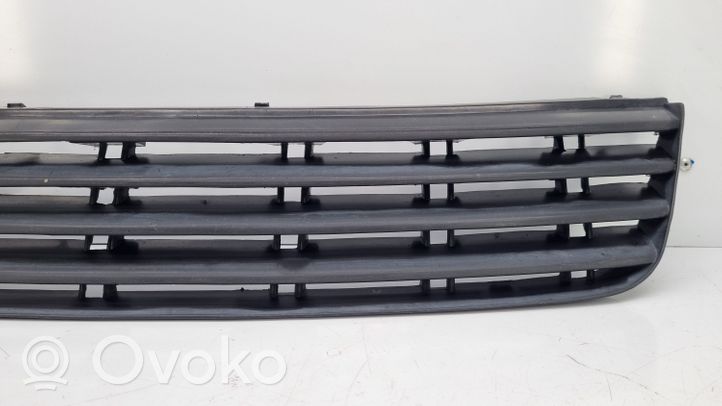 Volkswagen PASSAT B5 Front bumper upper radiator grill 