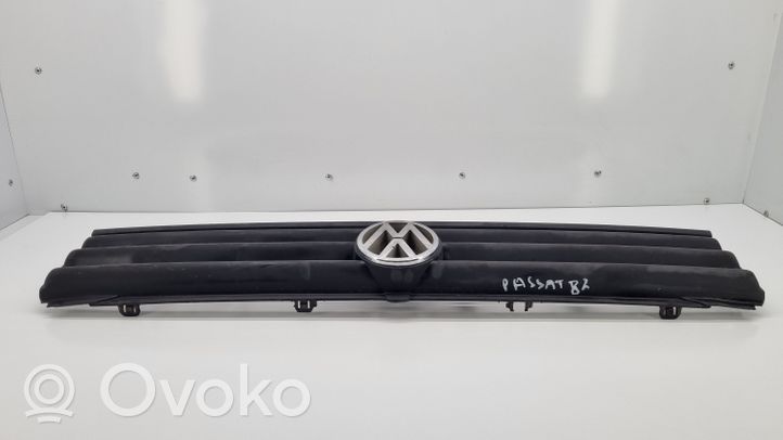 Volkswagen PASSAT B2 Grille calandre supérieure de pare-chocs avant 323853653