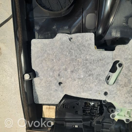 Toyota RAV 4 (XA40) Takaoven verhoilu 67613X1B12