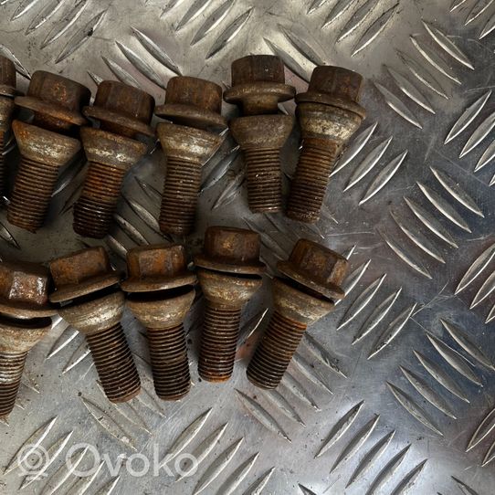 Volvo XC70 Nuts/bolts 