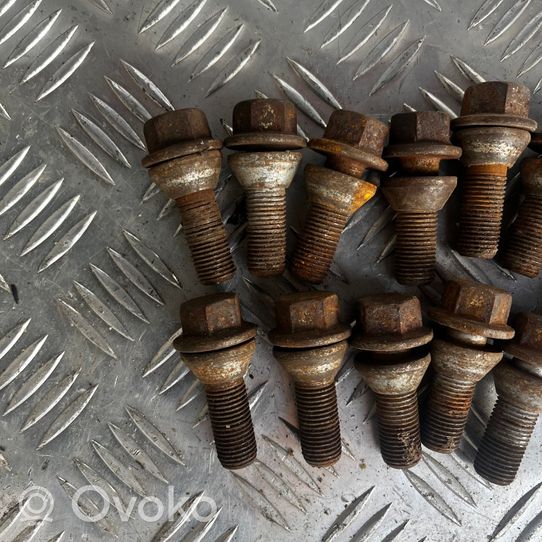 Volvo XC70 Nuts/bolts 