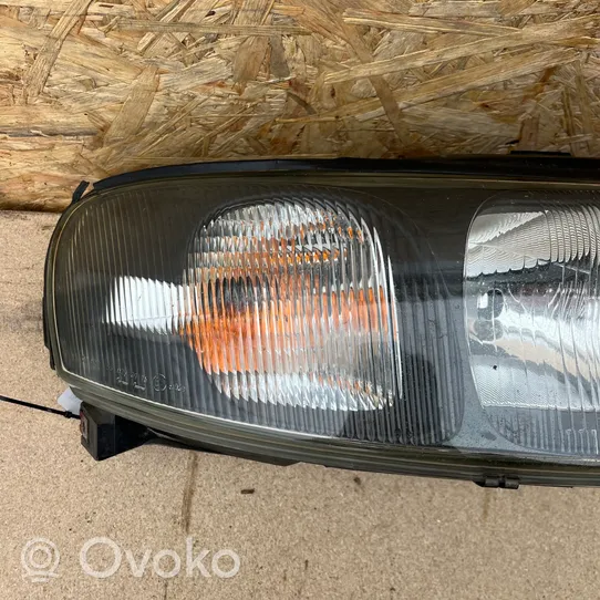 Volvo V70 Lampa przednia 8693548